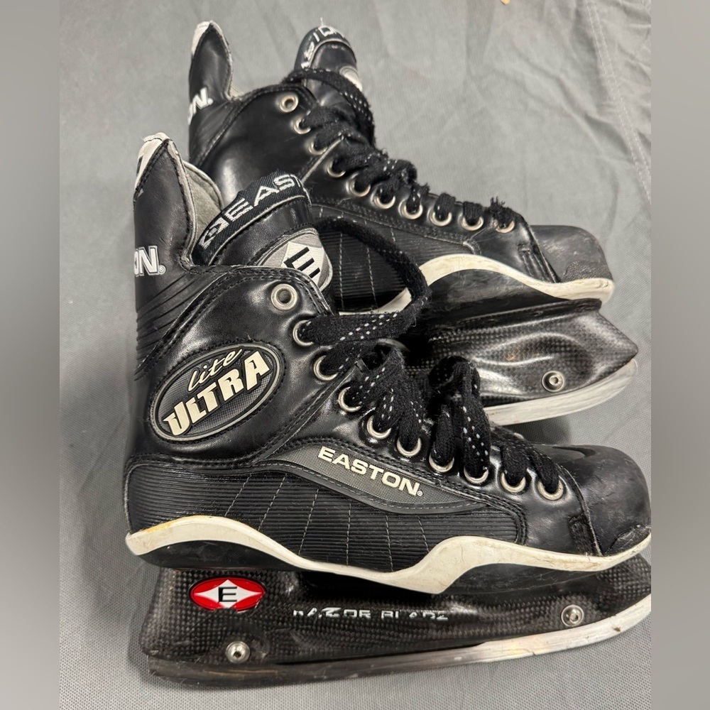 Easton Ultra Lite Ice Hockey Skates with Razor Bladz II Holders